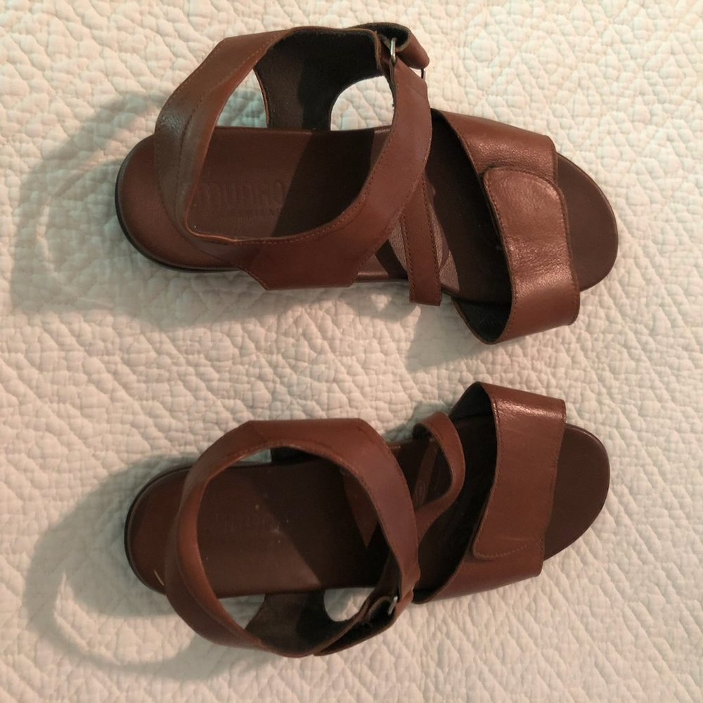 Women's Tan or Light Brown Munro Sandals Size 7 1/2 Wide (7.5 W)